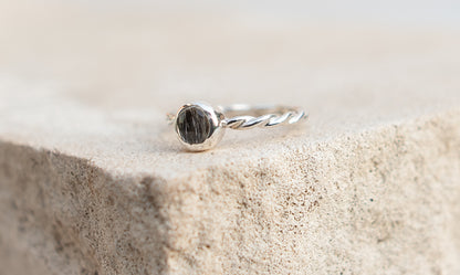 Ring mit gedrehtem Ringband
